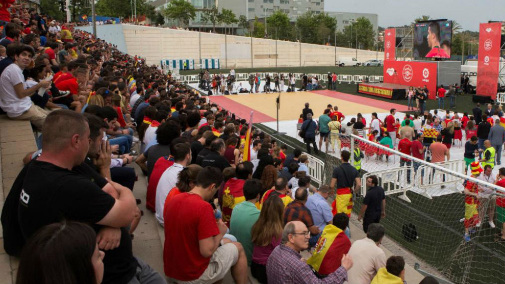 Los seguidores de La Roja presencian el Portugal-Espaa en el camp de...