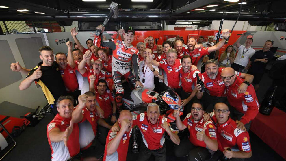 El equipo Ducati, celebrando la victoria en Montmel