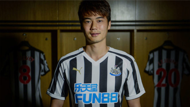 Ki posa con la camiseta del Newcastle.