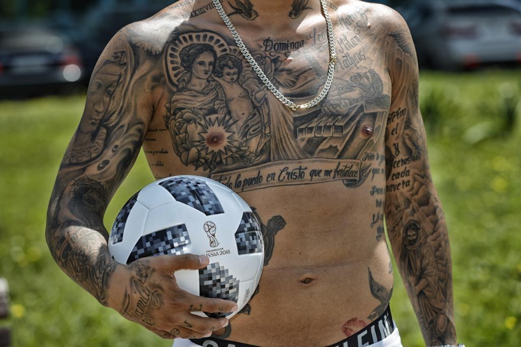 Cristian Ramrez muestra sus tatuajes del cuerpo.