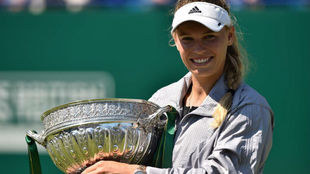 Caroline Wozniacki posa con el trofeo de campeona en Eastbourne.