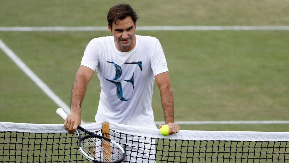 Federer, apoyado en la red