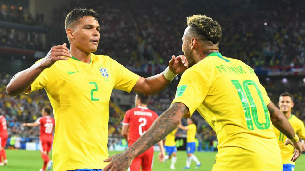Thiago Silva celebra junto a Neymar el gol que el central le marcó a Serbia.