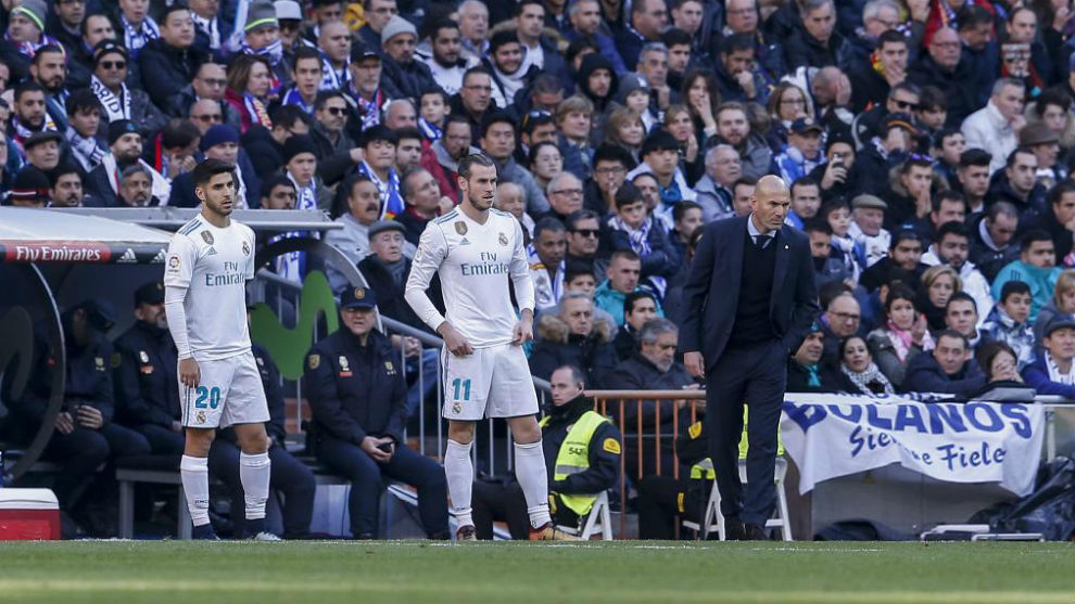 Asensio y Bale, junto a Zidane antes de entrar en el campo.