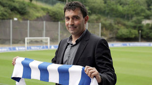 Asier Garitano posa con una bufanda de la Real Sociedad.
