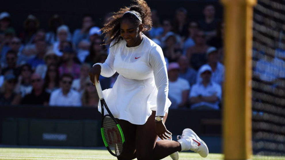 Serena se arrodilla sobre la pista