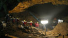 Mienbros del equipo de rescatistas dentro de la cueva