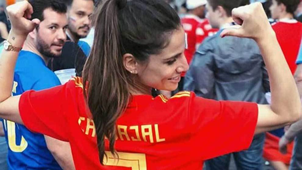 La periodista deportiva espaola Lucia Villaln demuestra su pasin...