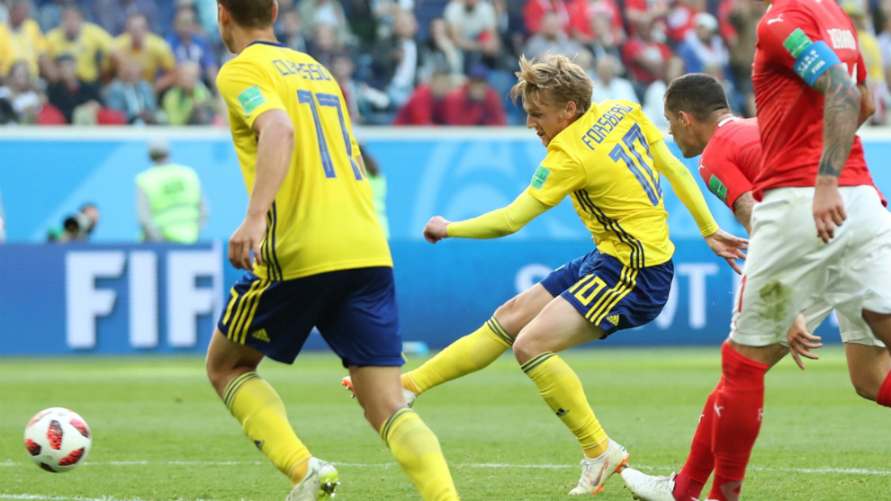 Forsberg durante el disparo previo al gol sueco.