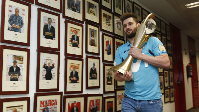 Gadeia, con el trofeo de la UEFA Cup, en la visita del Movistar Inter...