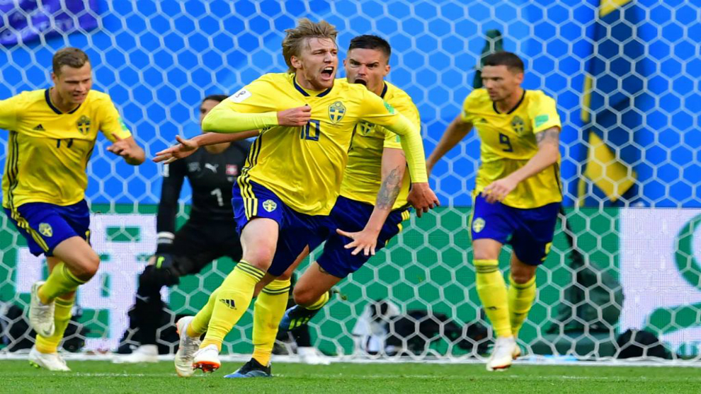 Forsberg celebrando el gol que clasific a Suecia