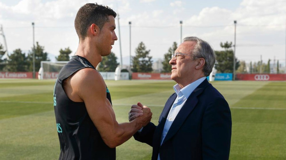 Cristiano Ronaldo saluda a Florentino Prez durante un entrenamiento.