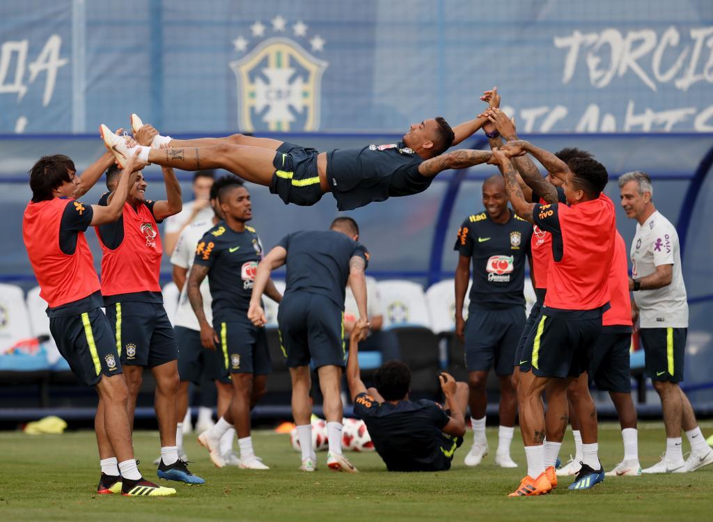 Los jugadores de brasil levantan a su compañero...