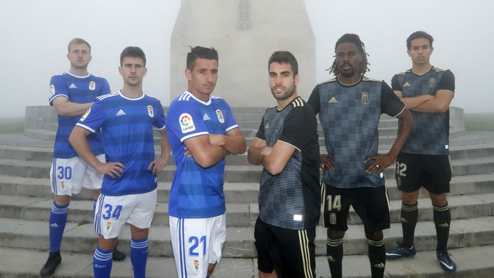 El Real Oviedo exhibi su nueva indumentaria en el Monte Naranco.