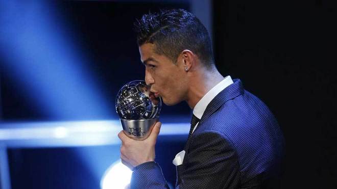 Cristiano Ronaldo besa el trofeo de The Best.