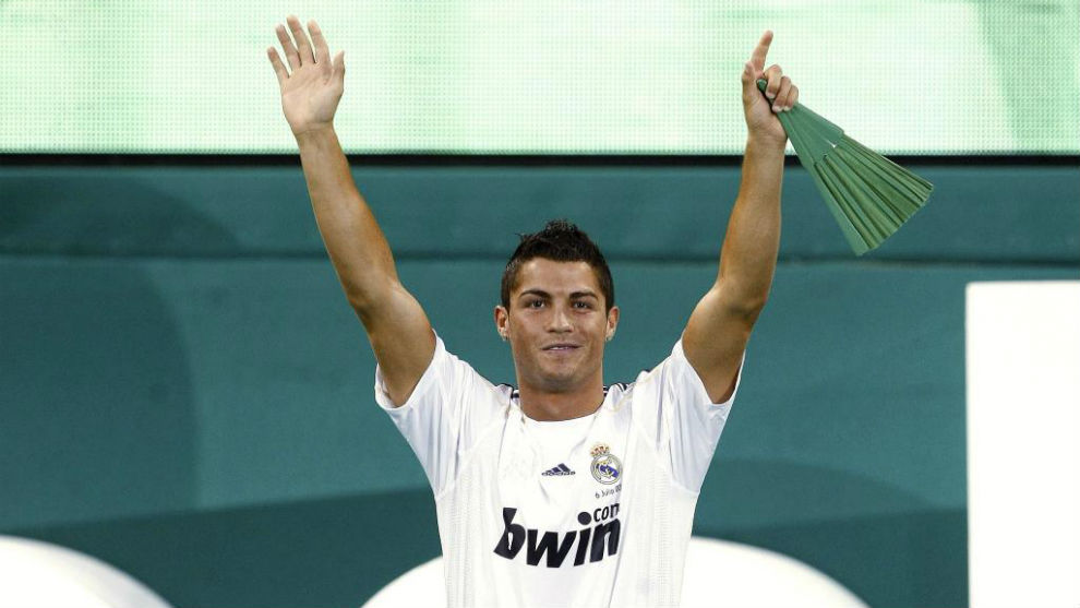 Cristiano Ronaldo saluda a la grada del Bernabu en su presentacin...