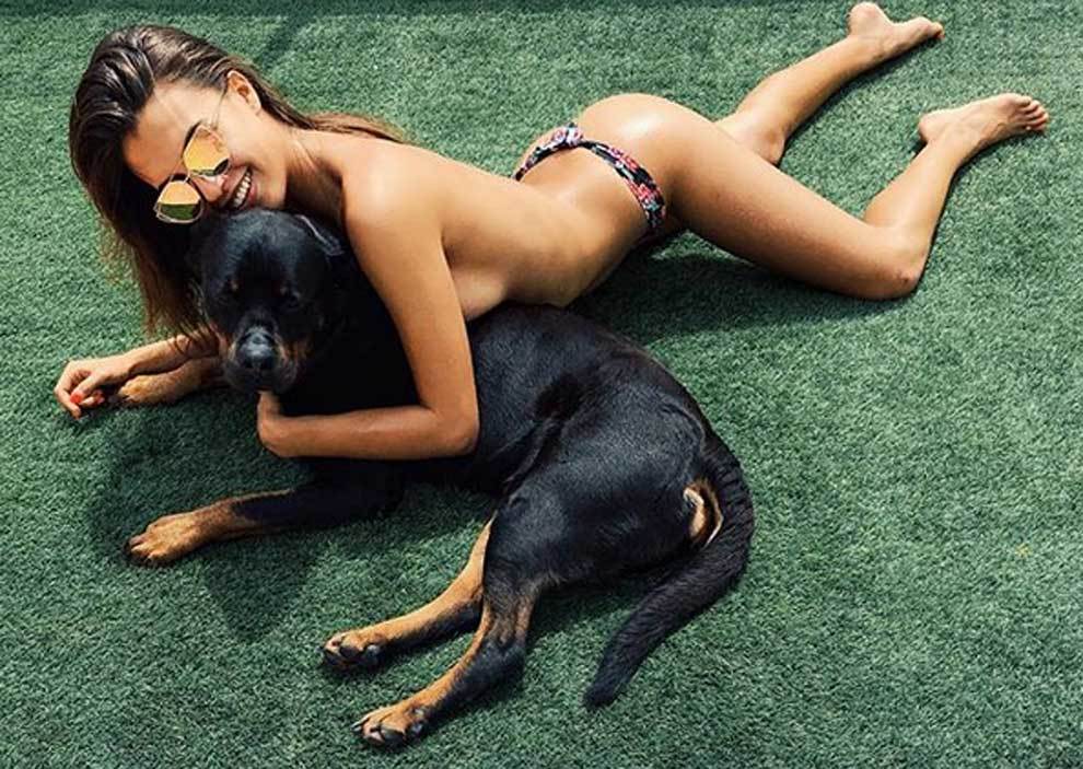 Sofa Suescun posando en toples junto a su perro