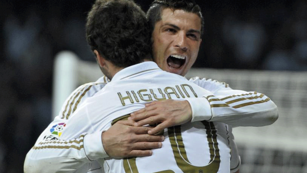 Gonzalo Higuan y Cristiano Ronaldo celebrando un gol con el Real...