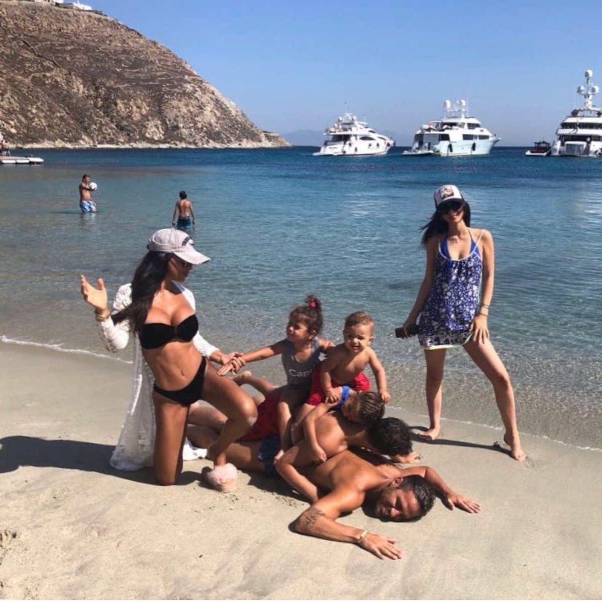 Cesc FÃ bregas en la playa con su familia.