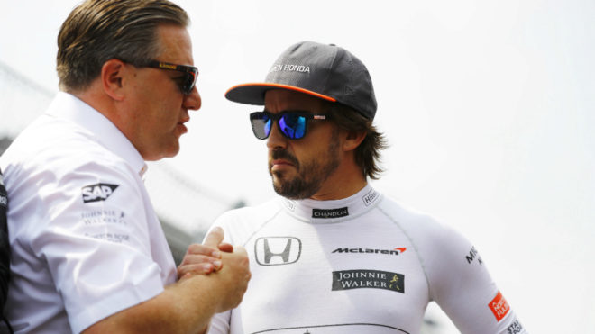 Zak Brown habla con Fernando Alonso.