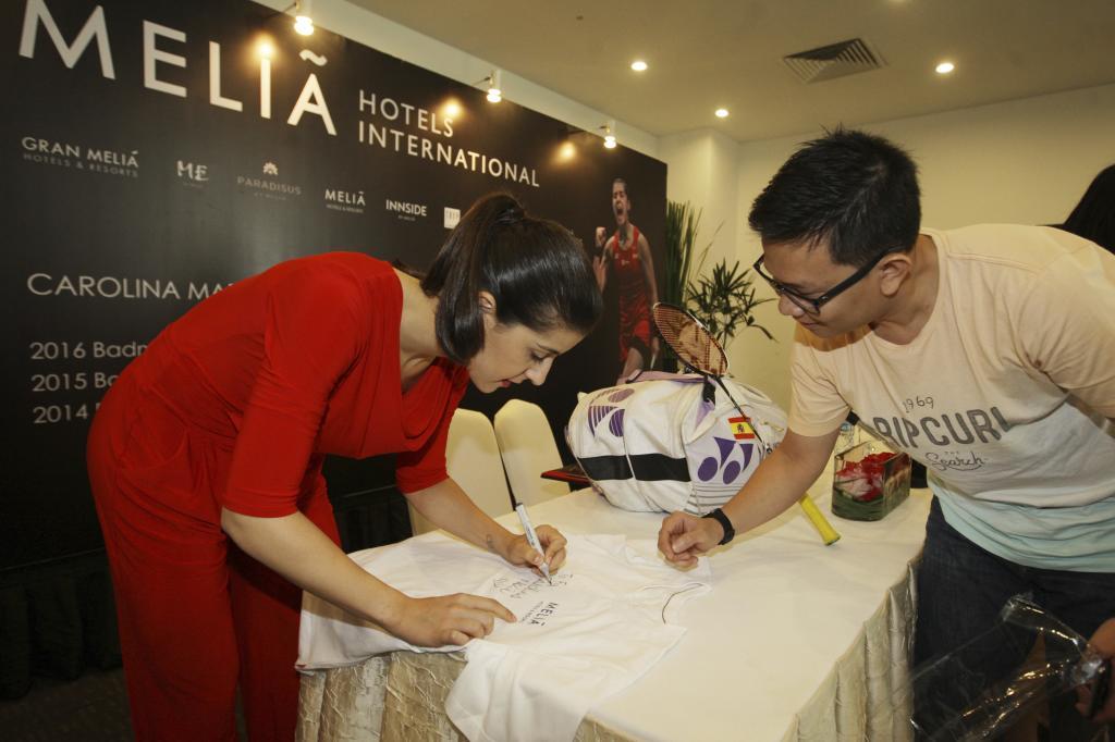 Carolina Marín firmando autógrafos en un acto de Meliá en Malasia
