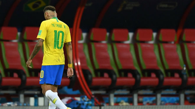 Neymar se marcha cabizbajo al vestuario tras la derrota.