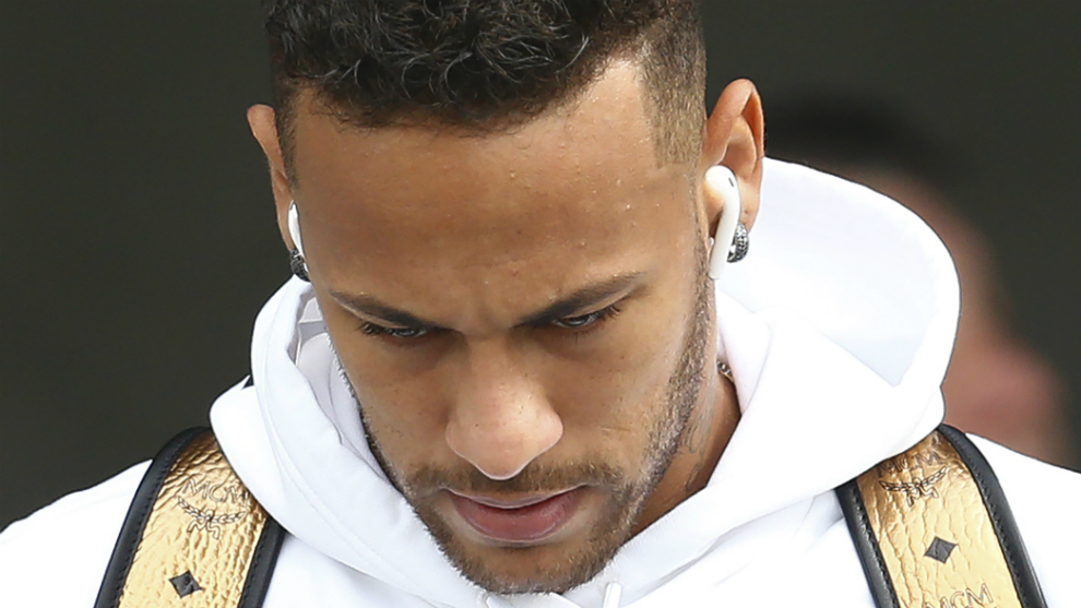 Neymar, cabizbajo, abandona la concentraciÃ³n de Brasil tras caer...