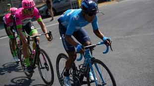 Nairo Quintana persigue al pelotn tras cambiar su bicicleta.