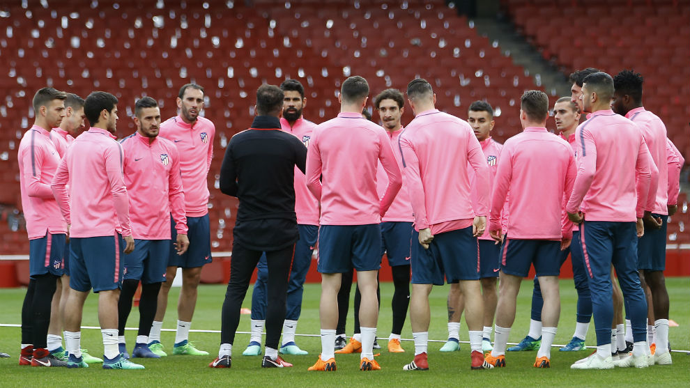 Simeone, dando instrucciones a sus jugadores en el Emirates antes de...