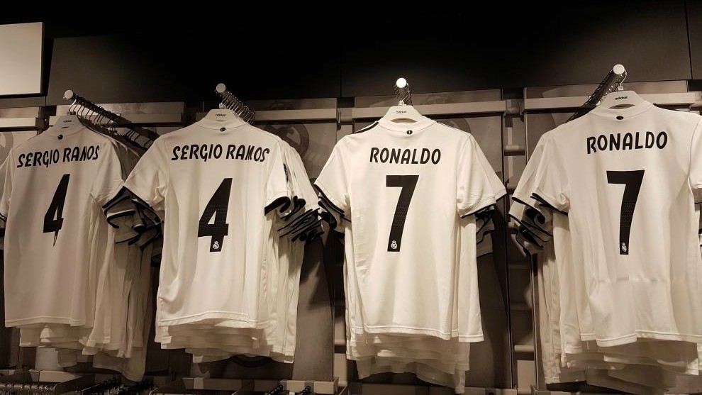 Camisetas de Cristiano Ronaldo y Sergio Ramos en la tienda del Real...