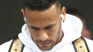 Neymar, cabizbajo, abandona la concentracin de Brasil tras caer...