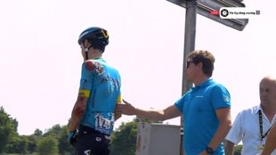 Luis Len Snchez, dolorido, abandonando el Tour de Francia.