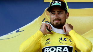Peter Sagan enfundndose el maillot amarilla de lder del Tour de...