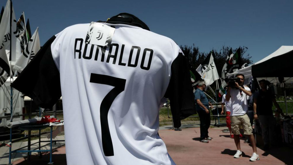 Camisetas de la Juve de Ronaldo ya se venden junto al estadio del...