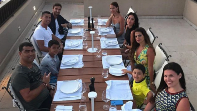 Cristiano Ronaldo en una cena con su familia durante sus vacaciones.