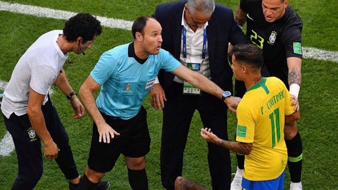 Mateu Lahoz da explicaciones a Coutinho durante el Brasil-Mxico.