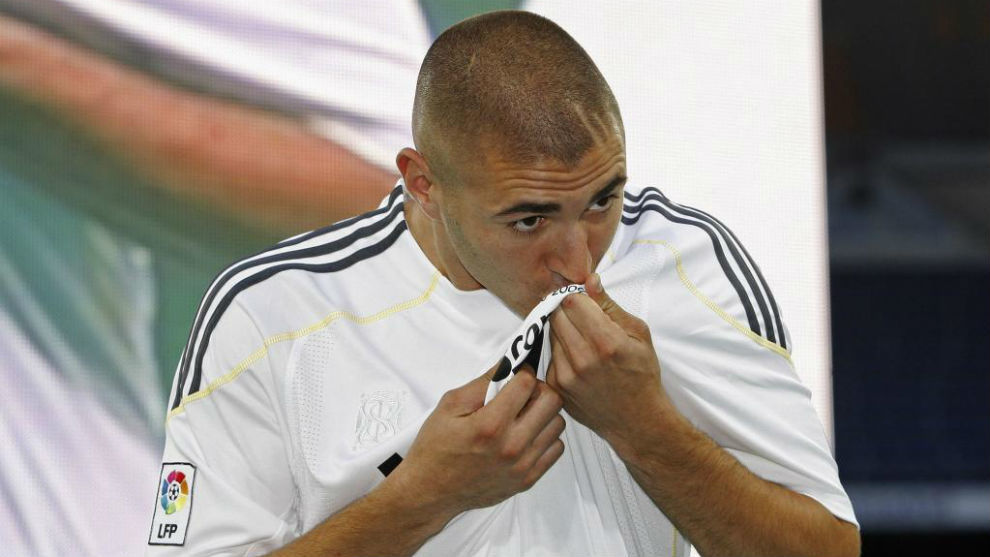 Benzema besa el escudo del Real Madrid el da de su presentacin.