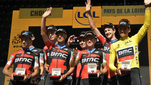 El equipo BMC celebrando su triunfo en la crono por equipos del Tour.