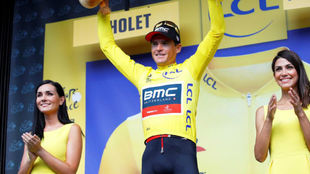 Van Avermaet en el podio como nuevo lder del Tour de Francia.