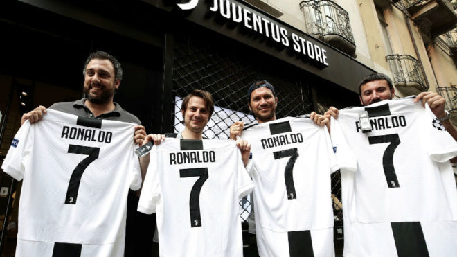 Aficionados de la Juventus posan con la camiseta de Cristiano Ronaldo