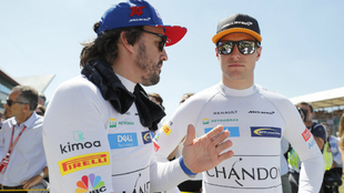 Alonso habla con Vandoorne.