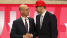 Adam Silver, comisionado de la NBA, felicita a Doncic en la ceremonia...