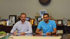 scar Perarnau y Borja Iglesias, en la firma del contrato.