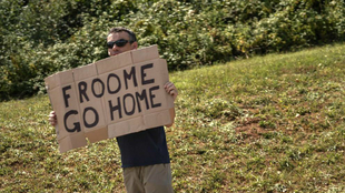 Un aficionado muestra una pancarta contra Froome durante la primera...