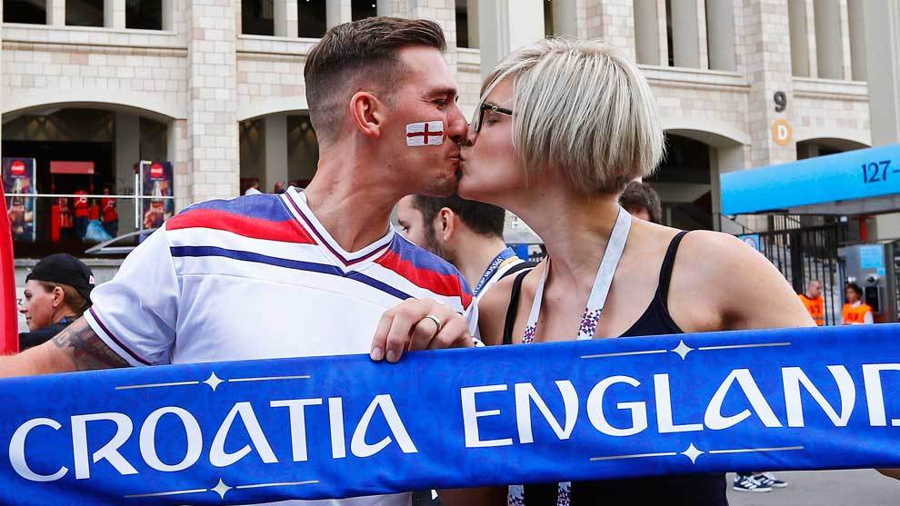 Los aficionadas y aficionados que han viajado hasta Rusia para disfrutar del Mundial no dudan en plasmar su amor con besos en las gradas.