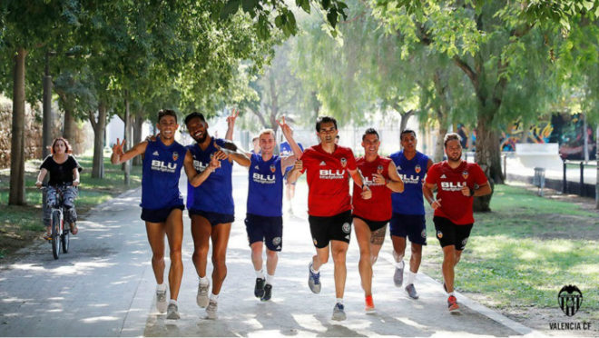 Los jugadores corriendo por el Rio.