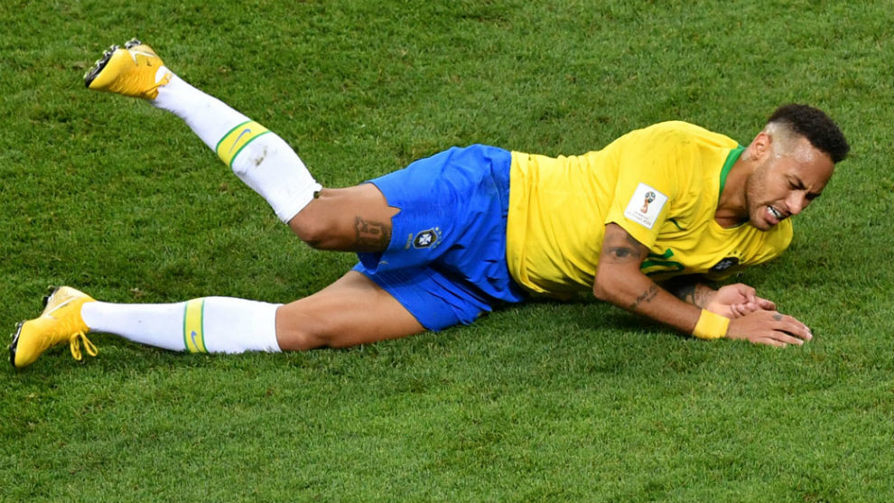 Neymar cae durante un partido de este Mundial