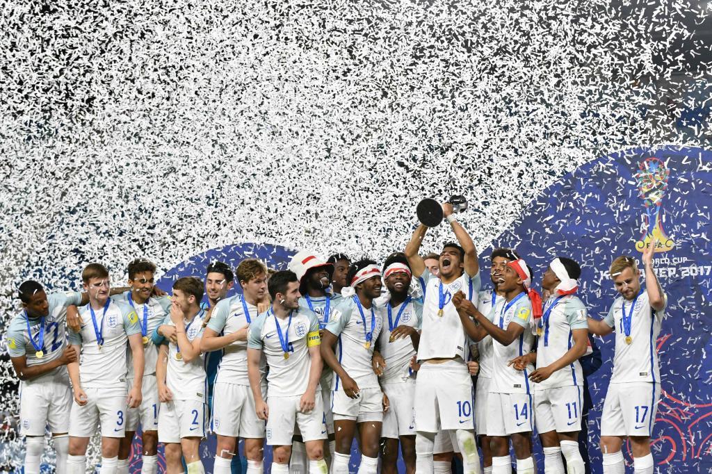 Los jugadores de Inglaterra celebran el Mundial sub 20.