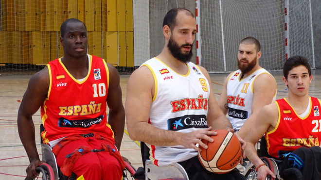 La selección española de baloncesto en silla durante un...