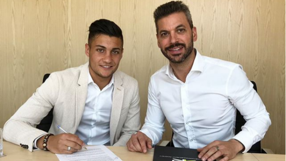 scar Rodrguez y Ren Ramos firmando la renovacin con el Real...
